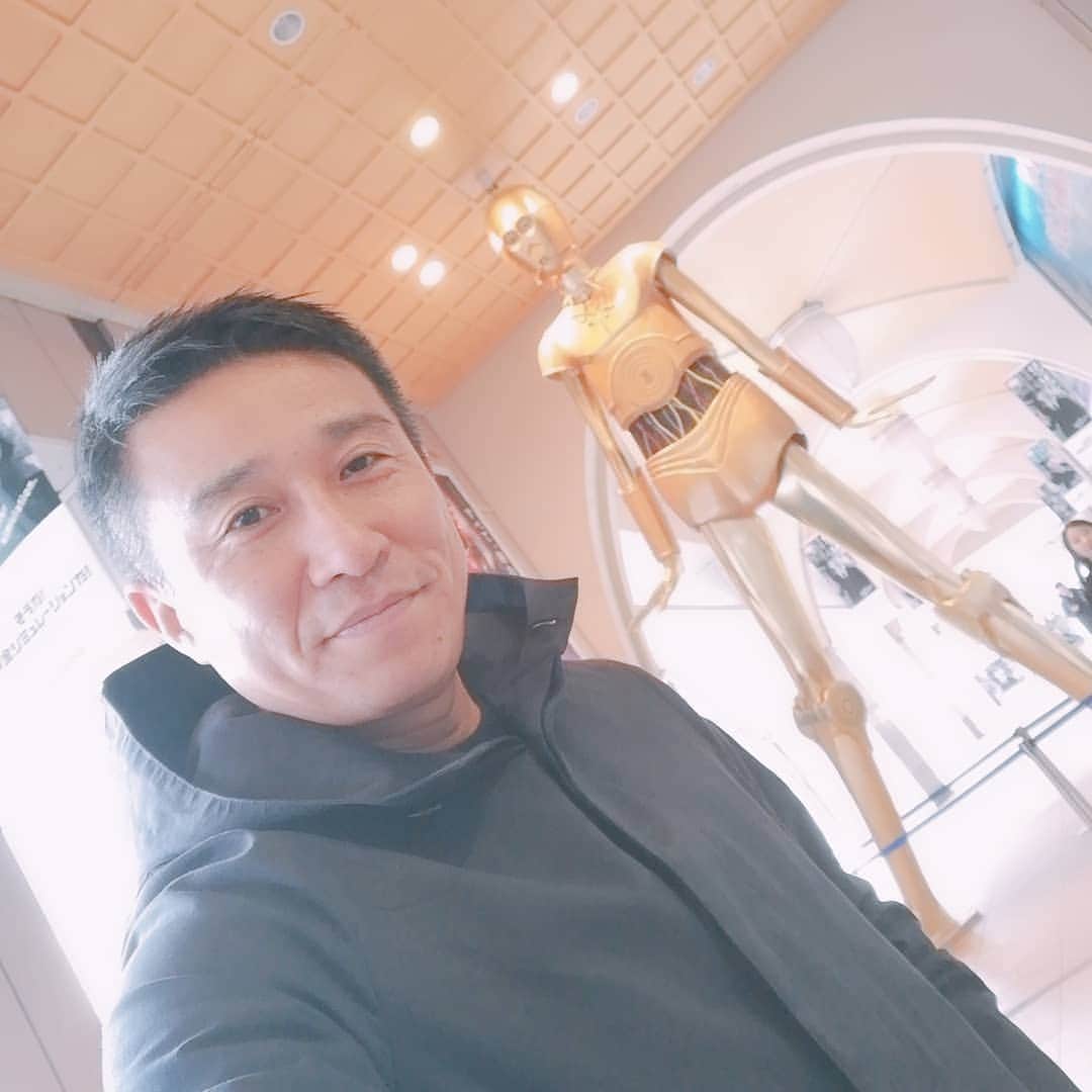 佐藤裕二さんのインスタグラム写真 - (佐藤裕二Instagram)「May the Force be with you！  #ナナちゃん人形 #ナナちゃん  #フォース#恐るべし#もはやナナちゃんでは、、、 #フォースと共にあらんことを #c3po #名駅 #名古屋駅 #スターウォーズ ##今日#公開  #スカイウォーカー #スカイウォーカーの夜明け  #見たいな #メーテレ  #ドデスカ #佐藤裕二」12月20日 12時07分 - karaage_satou