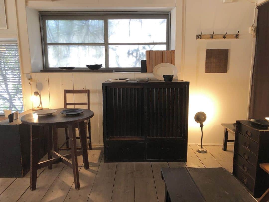 井山三希子さんのインスタグラム写真 - (井山三希子Instagram)「さかむら到着です  懐かしい見覚えのある匂いの家具と古道具と一緒に  明日は12時からご予約無しでご覧頂けます  お待ちしています」12月20日 12時04分 - nikoyagi