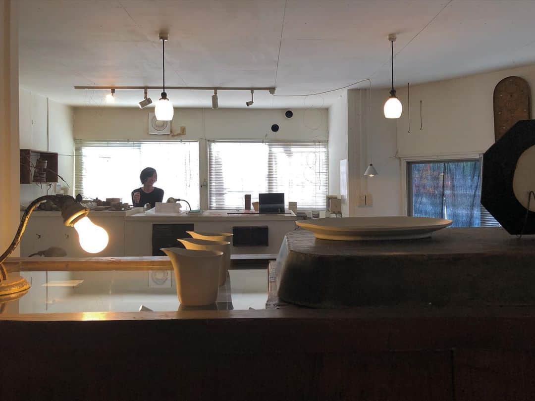 井山三希子さんのインスタグラム写真 - (井山三希子Instagram)「さかむら到着です  懐かしい見覚えのある匂いの家具と古道具と一緒に  明日は12時からご予約無しでご覧頂けます  お待ちしています」12月20日 12時04分 - nikoyagi
