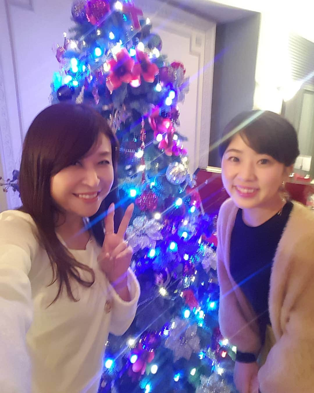 石塚かおりさんのインスタグラム写真 - (石塚かおりInstagram)「#X'mas#クリスマスツリー  一足早く、みっつ、三石アナウンサーとクリスマス気分。  と言っても、たまたま飾られていたツリーの前でお写真撮っただけ。  二人とも、本番のイブやクリスマスには特に予定なし(笑)  こんな#インスタ映え なところで#女子会 も良いねーと話していたところでした。  クリスマスなんて、早く終わっちゃえ！ と、密かに思っている皆様も、22日の13時から#アナウンサークリスマスライブ で一緒に過ごしませんか？  公開放送のチケットが当たらなかったという皆様、ぜひ#ラジオ#radiko で。  クリスマスが苦手という方も、大好きという方も、楽しんでいただけますように。  #BSNラジオ#夢ラジオ#新潟放送#アナウンス部#アナウンサー#music&story#音楽#朗読 クリスマスなんて大嫌い リーダー#工藤淳之介 #星野一弘 #近藤丈靖 #麦島侑 #三石佳那　 #林莉世 #前野智郎 #行貝寧々  今回は残念ながら参加できないけど#黒崎貴之 くろちゃんは#ゴルフ#女子プロ#高橋彩華 さんの特番を鋭意制作中！  #BSNテレビ 12月30日のオンエア、ぜひご覧ください。  #ゴルフ女子 ？#石塚かおり」12月20日 12時09分 - kaori_ishizuka413