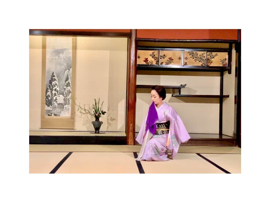 川村亜紀さんのインスタグラム写真 - (川村亜紀Instagram)「初雪が降った日に「初雪」の舞を。 祇園甲部の芸妓さんの槇子ちゃんの舞が艶やかでうっとりでした。 こういう伝統を守り繋げていくことの重要さをひしひしと感じます。  #お着物 や #花街 #歌舞伎 など #日本の伝統 が長く守られ受け継がれますように。 #gion #gionkoubu #geiko #kyotogeiko #makiko #kyomai  #kimono #kimonocordinate #japanesekimono #japanesetradition #beautifultradition  #日本の伝統 #守るべきもの #祇園 #祇園甲部 #祇園甲部芸妓 さん  #祇園芸妓 さん #槇子 ちゃん #京舞井上流 #京舞 #初雪」12月20日 12時17分 - _aki1015_