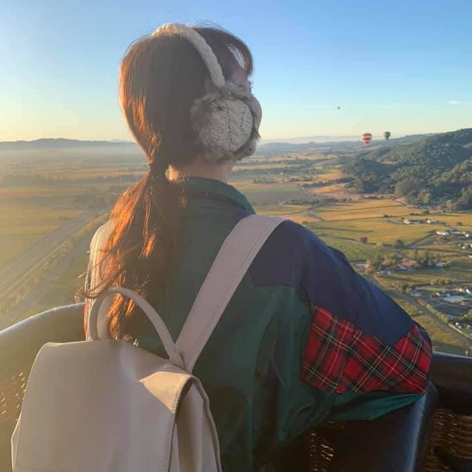朝日放送「朝だ！生です旅サラダ」さんのインスタグラム写真 - (朝日放送「朝だ！生です旅サラダ」Instagram)「@fuhinami_official  この日、とっても早起きをして、 人気の #気球ツアー に参加してきました☺️✨✨ 人生初気球！！ 地面から浮き上がった瞬間、少しドキドキハラハラしましたが。。 上空まで行くと、あまりの景色の美しさにため息が。。🥺✨💕💕 空から見る、朝日に照らされたぶどう畑は金色に輝いて見えます✨✨ 早朝なので、空気も澄んでて、ご利益がありそうな時間となりました😊💖 _ #早起きしたよ #金色 #ぶどう畑 #人気ツアー #朝日に照らされて #ナパバレーアロフトバルーンライド #Napa Valley Aloft Balloon Rides #大自然 #絶景  #ナパバレー #NapaValley #アメリカ #カルフォルニア _ #ABCテレビ #朝日放送テレビ #朝だ生です旅サラダ #旅サラダ #旅サラダガールズ #妃海風 #タカラジェンヌ #宝塚歌劇団 #元宝塚 #海外 #旅 #travel #trip」12月20日 12時20分 - tabisalad