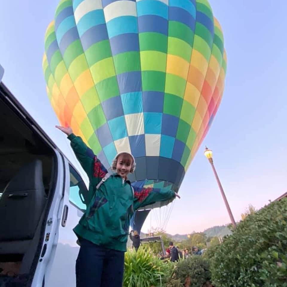 朝日放送「朝だ！生です旅サラダ」さんのインスタグラム写真 - (朝日放送「朝だ！生です旅サラダ」Instagram)「@fuhinami_official  この日、とっても早起きをして、 人気の #気球ツアー に参加してきました☺️✨✨ 人生初気球！！ 地面から浮き上がった瞬間、少しドキドキハラハラしましたが。。 上空まで行くと、あまりの景色の美しさにため息が。。🥺✨💕💕 空から見る、朝日に照らされたぶどう畑は金色に輝いて見えます✨✨ 早朝なので、空気も澄んでて、ご利益がありそうな時間となりました😊💖 _ #早起きしたよ #金色 #ぶどう畑 #人気ツアー #朝日に照らされて #ナパバレーアロフトバルーンライド #Napa Valley Aloft Balloon Rides #大自然 #絶景  #ナパバレー #NapaValley #アメリカ #カルフォルニア _ #ABCテレビ #朝日放送テレビ #朝だ生です旅サラダ #旅サラダ #旅サラダガールズ #妃海風 #タカラジェンヌ #宝塚歌劇団 #元宝塚 #海外 #旅 #travel #trip」12月20日 12時20分 - tabisalad