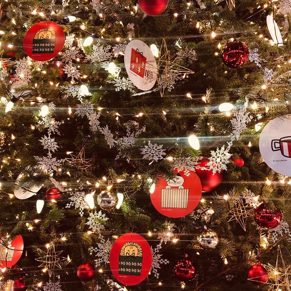 リサラーソンさんのインスタグラム写真 - (リサラーソンInstagram)「”LISA LARSON CHRISTMAS＠銀座マロニエゲート1”﻿ ﻿ マロニエゲート銀座1では12月25日まで、リサ・ラーソンのクリスマス装飾が見られます！﻿ エントランスにある生のもみ木を使った巨大ツリーは見どころ。﻿ 木の下ではクリスマスらしくサンタ帽をかぶったマイキーがお出迎えしてくれます。﻿ ﻿ さらに、各フロアに置かれたミニツリーには全てリサ・ラーソンのキャラクターのぬいぐるみが隠れているんです！﻿ お買いものを楽しみつつ、隠れているぬいぐるみたちも探してみてくださいね。﻿ ﻿ 同じく、マロニエゲート銀座1の４Fではリサ・ラーソンのコラボカフェ「LISA LARSON Fika TOKYO」﻿ もオープンしております。ぜひお立ち寄りください！﻿ ﻿ #lisalarson #LisaLarson #sweden #北欧 #北欧雑貨 #北欧インテリア #リサラーソン #スウェーデン #インテリア #マーケット #ショッピング #マロニエゲート #銀座 #コラボカフェ #コラボクリスマス　#猫 #ねこ #Fika #フィーカ  #クリスマス」12月20日 12時20分 - lisalarsonjp