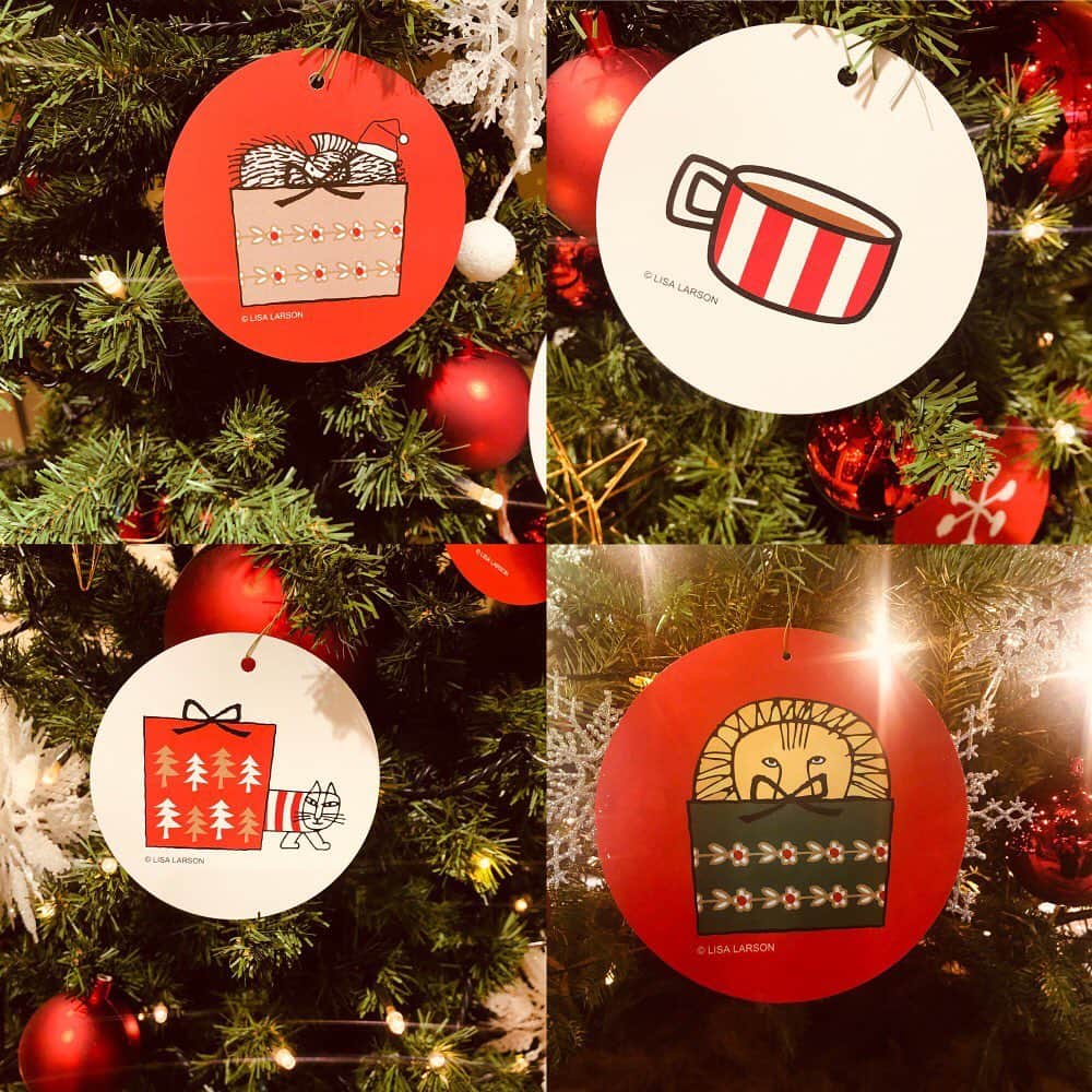 リサラーソンさんのインスタグラム写真 - (リサラーソンInstagram)「”LISA LARSON CHRISTMAS＠銀座マロニエゲート1”﻿ ﻿ マロニエゲート銀座1では12月25日まで、リサ・ラーソンのクリスマス装飾が見られます！﻿ エントランスにある生のもみ木を使った巨大ツリーは見どころ。﻿ 木の下ではクリスマスらしくサンタ帽をかぶったマイキーがお出迎えしてくれます。﻿ ﻿ さらに、各フロアに置かれたミニツリーには全てリサ・ラーソンのキャラクターのぬいぐるみが隠れているんです！﻿ お買いものを楽しみつつ、隠れているぬいぐるみたちも探してみてくださいね。﻿ ﻿ 同じく、マロニエゲート銀座1の４Fではリサ・ラーソンのコラボカフェ「LISA LARSON Fika TOKYO」﻿ もオープンしております。ぜひお立ち寄りください！﻿ ﻿ #lisalarson #LisaLarson #sweden #北欧 #北欧雑貨 #北欧インテリア #リサラーソン #スウェーデン #インテリア #マーケット #ショッピング #マロニエゲート #銀座 #コラボカフェ #コラボクリスマス　#猫 #ねこ #Fika #フィーカ  #クリスマス」12月20日 12時20分 - lisalarsonjp