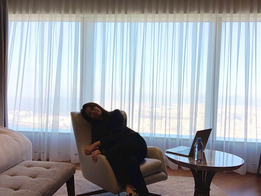 のインスタグラム：「出張中✈️ どこにいても色々な〆切に追われる毎日。 だけどホテルのお部屋で仕事するの好きなんだ！ 午後には街ぶらりできるといいなあ♡」