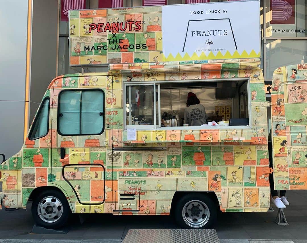 のインスタグラム：「【INFORMATION】 . PEANUTS × THE MARC JACOBS のポップアップストアに合わせ、本日より、#渋谷parco 公園通り入り口前に 『PEANUTS Cafeのホットチョコレートワゴン』が登場!! . 【MENU】 ▶スヌーピーのホットチョコレート　￥700 ▶チャーリー・ブラウンのホットチョコレート　￥750 ▶ピーナッツ・ガールズのホットチョコレート　￥750 ▶チョコチップクッキー ¥450 ※tax included . 【SHOP】 2019.12.20（金）～22（日） 10:00〜21:00　OPEN . ワゴンのCafeスタッフが着用のスウェットシャツも再販売中！ オンラインショップ＆店頭でお買い求めいただけます◎ . . @peanutscafe_tokyo @peanutshotel @peanutsdiner」