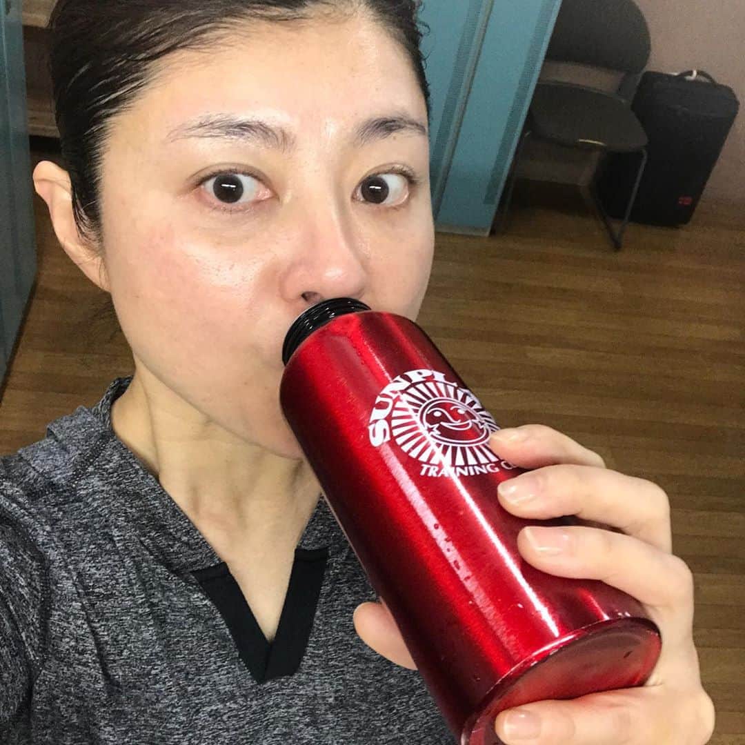 間々田佳子のインスタグラム：「ジムでは水素水 疲れが取れやすいとか  お肌も調子よし 今日も頑張ってきます❣️ #間々田佳子 #水素水 #疲労回復」