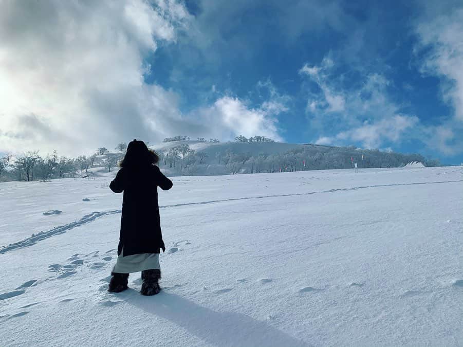Liga Chiangのインスタグラム：「陪自己在雪地裡散步 陪自己欣賞著這壯麗的美景 在這裡明白了一個感覺 這世界的景色已經美到 覺得自己就只是站在這世界裡的一個非常渺小的角落 人說越冷的地方就越容易創作 我想應該把它解讀成越需要溫暖吧 所以特別冷 就特別有感觸 在這偷偷的留下了名字 同時也提醒自己 知道很遠 但一定可以走到天涯海角 知道很愛 但不是就可以 到的了未來 這樣的美景這樣的感受只能用眼睛和內心彼此呼應了 其實人生已經沒有什麼可畏懼的 反正我們這一生就來這麼一遭  #大禿子頂山 #雪龍頂 是黑龍江省第一高峰有海拔1690 也是來哈爾濱必來的無敵景區 如果徒步登頂平需要花6個多小時在有下雪的情況下要更久 所以通常來這旅遊都是先搭乘一直飛起來的雪地摩托車上山 到中途轉換園區雪地坦克車（好像準備去打仗😂） 沿途美景美到讓我合不攏嘴  最後想再往上爬到雪龍頂 要再爬一個將近15分鐘的階梯 這是我必推來到黑龍江哈爾濱必來的景點之一 只能說太感恩了 想看的霧淞和雪凇都看見了 所有期待的美景都映入在我們的眼前 老天爺還是眷顧著帶著感恩的我們  Ps:在白茫茫的雪地裡待久了很容易雪盲，建議除了保暖外一定要戴上墨鏡🕶️保護眼睛哦😎  #黑龍江 #美麗中華 #黑龙江 #哈爾濱 #哈尔滨」