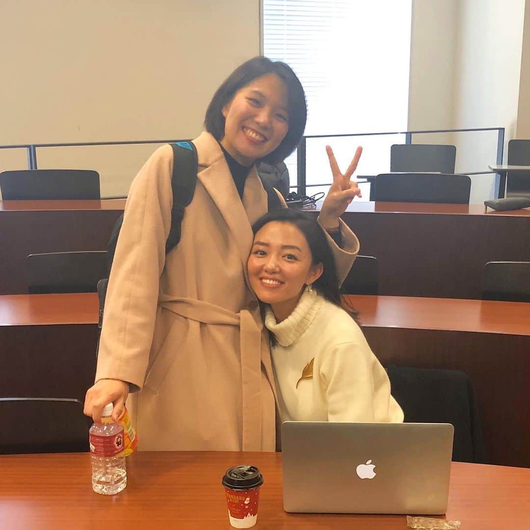 阿部優貴子のインスタグラム：「年内最後の授業、終了！！😂👌🏼👌🏼 しばし、冬休み突入🙆‍♀️(課題はまだ残ってるけどね) 週5回も学校にいるから、ちょっとでもみんなに会えなくなるのがさみしい。 しーちゃんは台湾に帰るそうです🇹🇼 お土産楽しみ🥰️笑 * #一番よく使う馬蹄型教室 #わたしはいつもこの辺の席 #みんななんとなく座る位置が決まってる笑 #あべゆき大学院life #ビジネススクール　#mbalife #wbslife #wasedabusinessschool #mba」