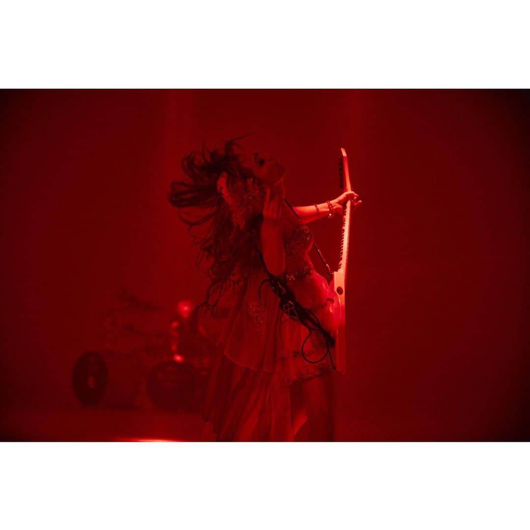 のインスタグラム：「本日のALDIOUSツアーファイナル新宿ReNY公演すこしですが ギター弾かせて頂く事になりました。 みんなと熱くなれるの楽しみです！ 待っていてくれてありがとう。 どうぞ宜しくお願いします。」