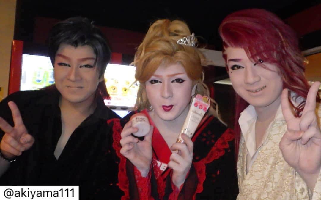 sakuraim(サクライム)公式・カイリーリップ当たるのインスタグラム：「ご当選おめでとうございます。 素敵なご紹介ありがとうございます。 ご愛用いただければ幸いです。 #Repost @akiyama111  @sakuraim_official 様のハロウィンキャンペーンに選んで頂き#ホットクレンジング と#美容液 を頂きました😆💕💕今からの時期ホットクレンジングは本当にありがたいです💓♥️❤️ #筑紫桃太郎一座 #花の三兄弟 さん達に持って頂きました🙌 皆さん本当に美しくて羨ましいです🎶」