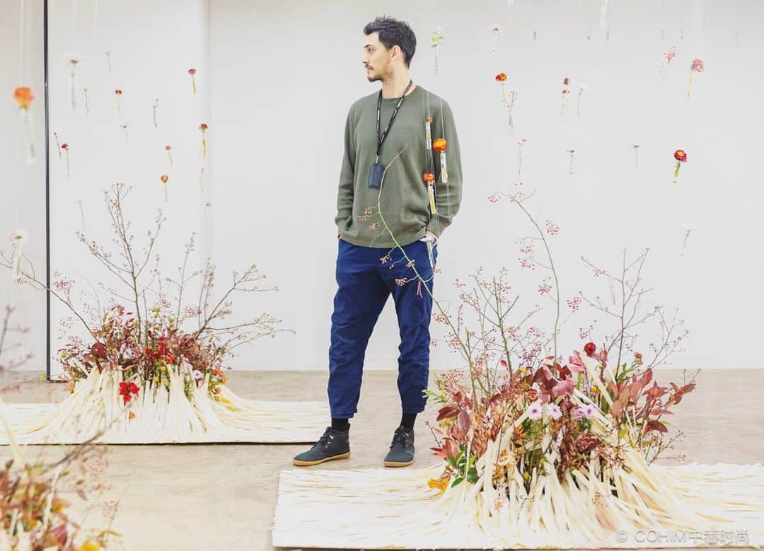 座間アキーバのインスタグラム：「21回目の北京、この講習では大型のインスタレーションを教えてます、東京でもやってみようかな？my 21st floral installation class in Beijing. #hanatombo #akivazama #cohim #akivawoodwork」