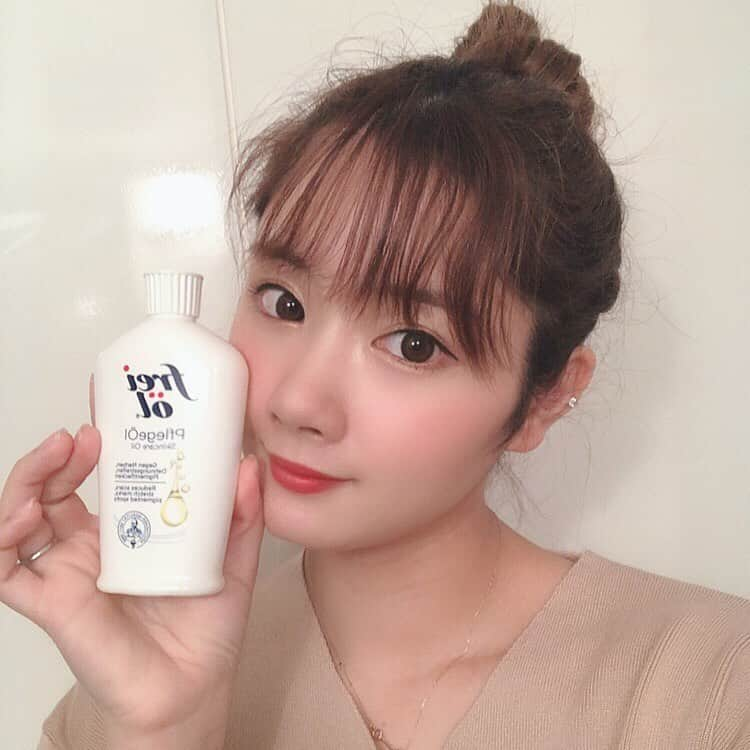 畠中清羅 さんのインスタグラム写真 - (畠中清羅 Instagram)「乾燥する最近は ＠freioil.jp  を使ってる🌹 .  オイルなのにベタつかないから お気に入り☺☺ .  しかも保湿力抜群だから全身の乾燥対策になるの🌟 .  顔だけじゃなくて髪とか全身にも使えるから 旅行の時はこれで1本でいいの助かる🌈 .  ロフトとかAmazonで買えるよ🌹✨ .  ブースターとしても使えて化粧品とか 乳液が浸透しやすくなるから私は お風呂上がりに良く使ってる𓅰♡ .  これ使い始めて化粧ノリがよくなった👍💛 .  #freiöl #freioil #フレイオイル#フレイオイルがある生活  #コスメレポ#コスメキッチン#コスメレビュー #コスメ紹介#おこもり美容#PR」12月20日 12時45分 - seira_hatanaka