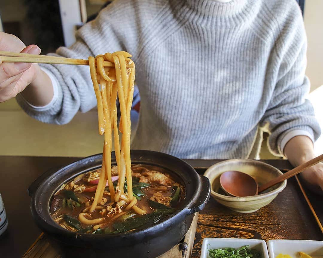 のインスタグラム：「Yum-yum! はふ！はふはふ・・・っ！  #味噌煮込みうどん #あちちちちっ！ #味噌はもちろん✨赤✨味噌でー #お腹も心もほっこりとしたら #さぁ、金曜午後、ラストスパートだねー  #たはら暮らし * #菜の花浪漫街道 #scenic_jp#海 #渥美半島#田原市#田原#伊良湖岬#伊良湖#赤羽根#tahara#irago#akabane#サーフィン#surfing#田舎暮らし#日々の暮らし#休日の過ごし方#スローライフ#instagramjaran#igersjp#scenic_jp」