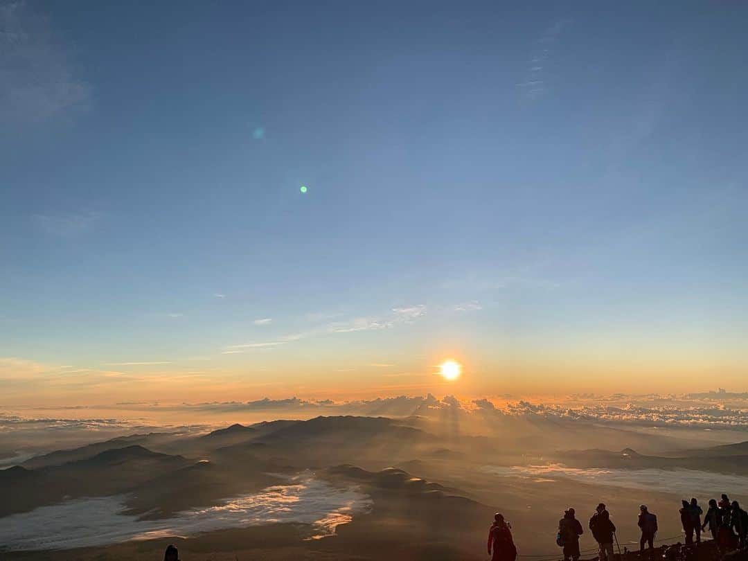 HAYATOのインスタグラム：「#BRIDGET  #HAYATO  #japan  #富士山  #2019  #2度目の挑戦  #加工しなくても綺麗  #今年も晴れました  #やっぱりハード  #やっぱり最高  #大自然  #sun  #sky  #mountain  #chill  #beautiful  #景色  #風景  #カメラ  #写真  #instagood  #tagsforlikes  #travel  #nature  #freedom  #grateful  #life  #love&peace  #simpleisbest」