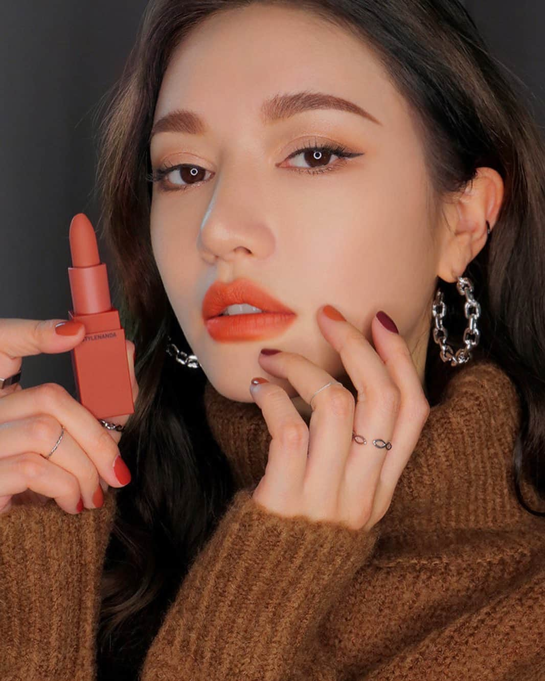 3CE Official Instagramさんのインスタグラム写真 - (3CE Official InstagramInstagram)「3CE LIP COLOR #230 KYTALY 누구에게나 어울리는 로즈 칠리 컬러의 감성 매트립👄 #3CE #3CELIPCOLOR」12月20日 13時07分 - 3ce_official