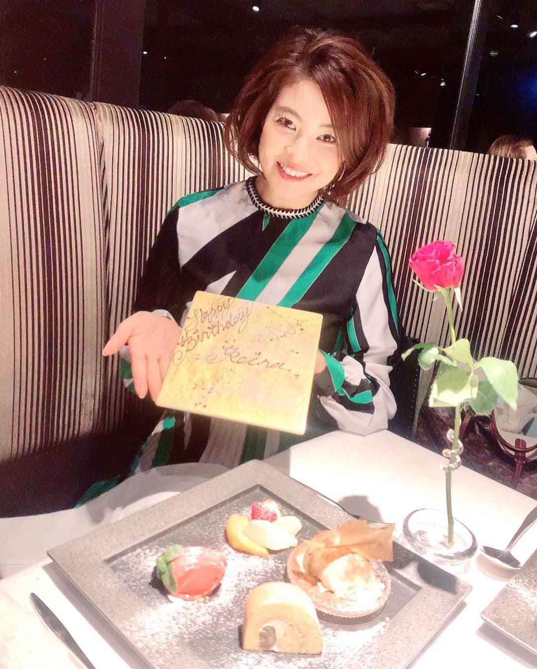 吉田玲奈さんのインスタグラム写真 - (吉田玲奈Instagram)「お誕生日翌日のランチも仲良しメンバーにお祝いしてもらい🥂🎂幸せなひと時を過ごしました❤️毎年こうして忙しい中集まってくれる友人がいることは私の宝物です✨😘優しさと刺激をありがとう❤️笑い皺がもうこれ以上増えたくないから勘弁して😜#お誕生日ランチ #いつもありがとう #美しい #楽しかった #もみの木とサンタ #このメンバー服がかぶる率高い #わたし緑 #みんな赤い服 #クリスマスカラー #エレファン #時間が足りない #まだまだはなし足りない #オトナのオンナ #宇田麻衣子 ちゃん #山田玲奈 ちゃん #望月理恵 ちゃん #仲良し #リストランテヒロ #美味しかった #欲しかった #クチポール #2セット #うちに来るつもり？ w #ありがとう #しあわせ」12月20日 13時15分 - reina.yoshida.ciel.1218