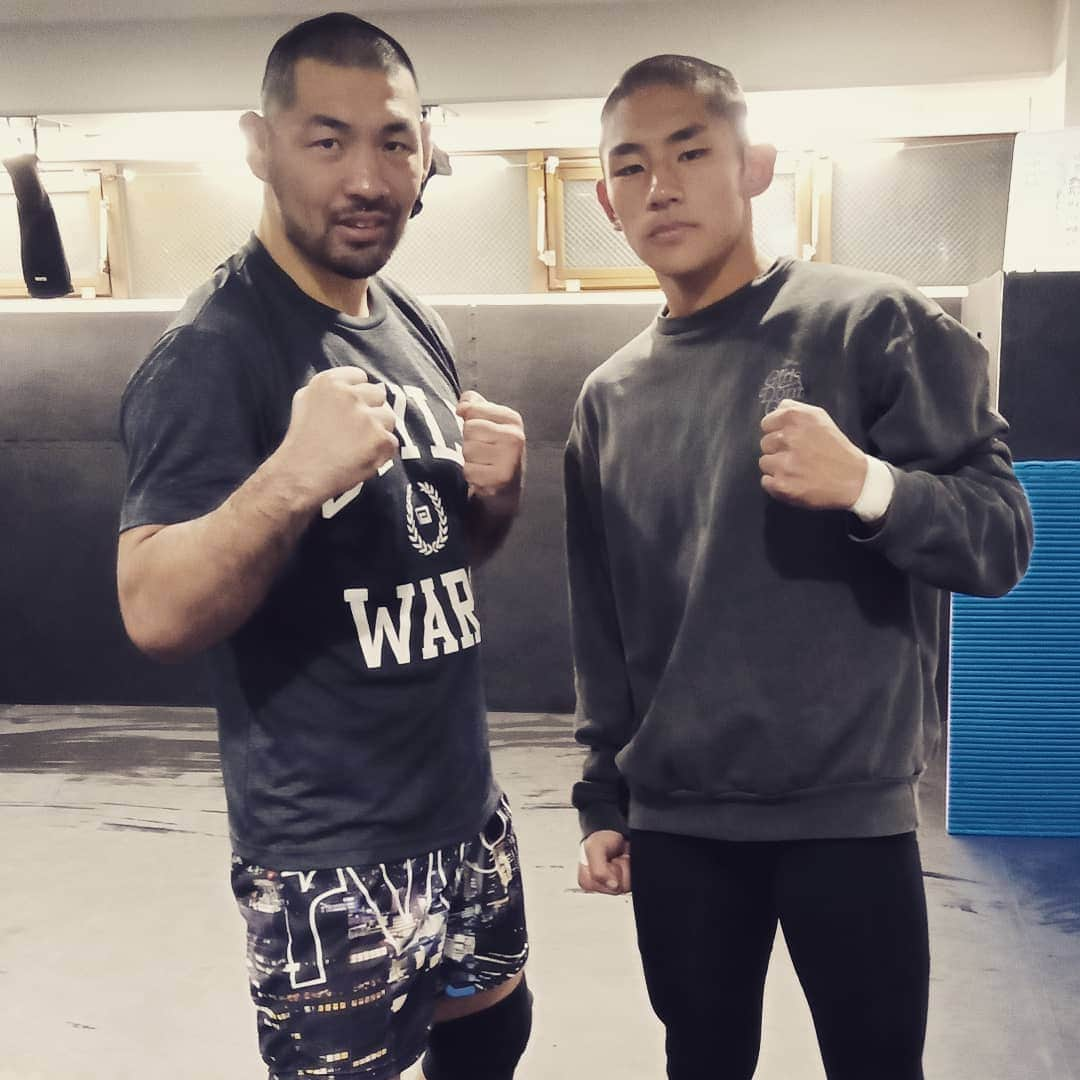 福田力のインスタグラム：「Training at @kclann1 gym. . When i was training with @nakanokouta1 he was elementary school student . . Now,he is a big and strong 65 kg kickboxer🥊👍 . Good luck your next #k1名古屋 fight🔥  #横田一則 さんの kclann gymでトレーニングさせてもらいました😊🙏 . 小学生だった頃に一緒にトレーニングしてたコウタ。今では大きくて強いK1ファイター🥊 . 久しぶりに練習出来て楽しかったし、嬉しかった❗ 年末のK1名古屋大会にむけても楽しみ過ぎる仕上がりでした🔥」