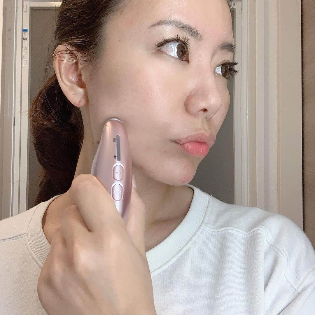 長嶺菜菜子さんのインスタグラム写真 - (長嶺菜菜子Instagram)「﻿ ﻿ ﻿ 相変わらず ﻿ 顔の1/3がおでこです👩‍🦲 ﻿ ﻿ ﻿ ﻿ おでこも ﻿ ファイスラインもしっかりホームケアしてますよ✨🙂🙃 ﻿ ﻿ ﻿ ﻿ Panasonicのドレナージュ美顔器 ﻿ 温感かっさ ﻿ ﻿ ﻿ 一通り基礎化粧品でお肌を整えた後 ﻿ オイルを塗ったお顔に ﻿ 優しくリンパに沿ってマッサージくるくる🧏‍♀️🌀 ﻿ →2枚目動画見てお願い🤲（動画編集がんばった😁←） ﻿ ﻿ ﻿ カッサのカーブがフェイスラインにフィット(⊙︎ﾛ⊙︎) ﻿ じんわり暖かいしリズムをONにしてたから ﻿ めちゃくちゃ気持ちいい•*¨*•.¸¸♪︎ ﻿ ﻿ ﻿ フェイス以外にもボディにも使えるから ﻿ 疲れたふくらはぎや ﻿ 気になる二の腕にも🙆‍♀️ ﻿ ﻿ ﻿ ★------------------------------------------------☆ ﻿ #沖縄出身 #沖縄県産 ﻿ #八重歯 #でこっぱち ﻿ #美顔器 ﻿ #温感かっさ ﻿ #カッサ ﻿ #ホームエステ ﻿ #パナソニックビューティー ﻿ #PR ﻿ @panasonic_beauty」12月20日 13時09分 - na7co0422
