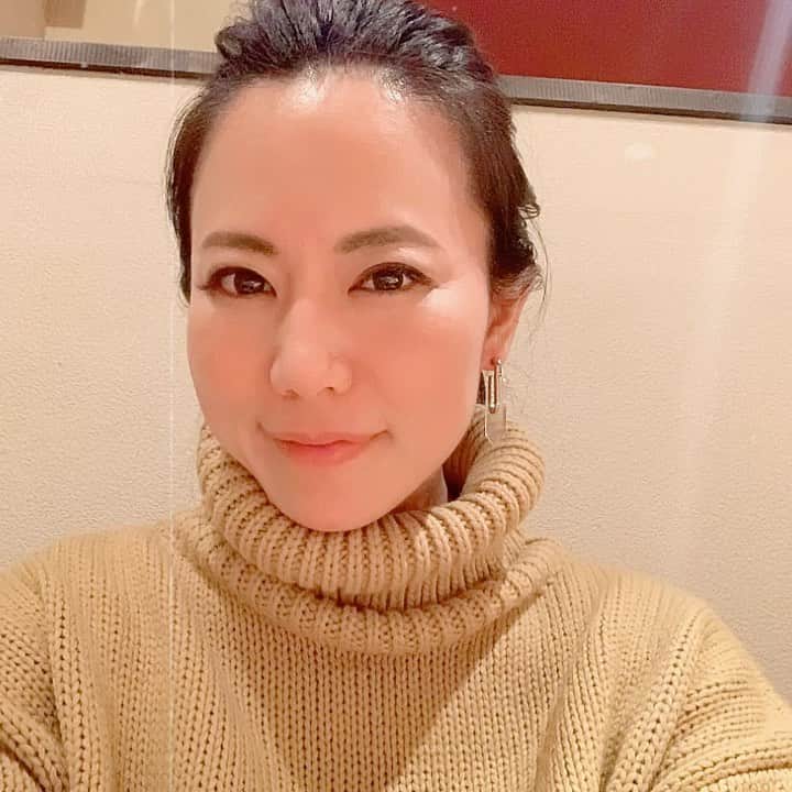 長嶺菜菜子のインスタグラム：「﻿ ﻿ ﻿ 相変わらず ﻿ 顔の1/3がおでこです👩‍🦲 ﻿ ﻿ ﻿ ﻿ おでこも ﻿ ファイスラインもしっかりホームケアしてますよ✨🙂🙃 ﻿ ﻿ ﻿ ﻿ Panasonicのドレナージュ美顔器 ﻿ 温感かっさ ﻿ ﻿ ﻿ 一通り基礎化粧品でお肌を整えた後 ﻿ オイルを塗ったお顔に ﻿ 優しくリンパに沿ってマッサージくるくる🧏‍♀️🌀 ﻿ →2枚目動画見てお願い🤲（動画編集がんばった😁←） ﻿ ﻿ ﻿ カッサのカーブがフェイスラインにフィット(⊙︎ﾛ⊙︎) ﻿ じんわり暖かいしリズムをONにしてたから ﻿ めちゃくちゃ気持ちいい•*¨*•.¸¸♪︎ ﻿ ﻿ ﻿ フェイス以外にもボディにも使えるから ﻿ 疲れたふくらはぎや ﻿ 気になる二の腕にも🙆‍♀️ ﻿ ﻿ ﻿ ★------------------------------------------------☆ ﻿ #沖縄出身 #沖縄県産 ﻿ #八重歯 #でこっぱち ﻿ #美顔器 ﻿ #温感かっさ ﻿ #カッサ ﻿ #ホームエステ ﻿ #パナソニックビューティー ﻿ #PR ﻿ @panasonic_beauty」