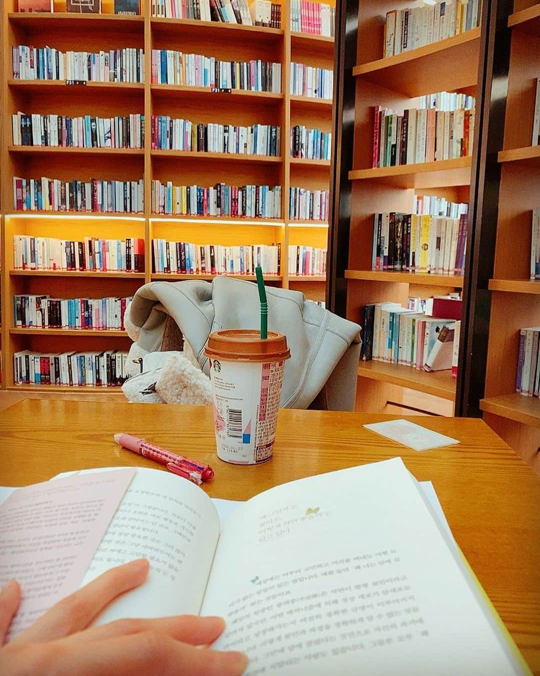 リンジさんのインスタグラム写真 - (リンジInstagram)「부자 된 기분 🙈 이런곳이 많았으면 좋겠다..! #나홀로#healing#bookstagram」12月20日 13時09分 - linzy_minji