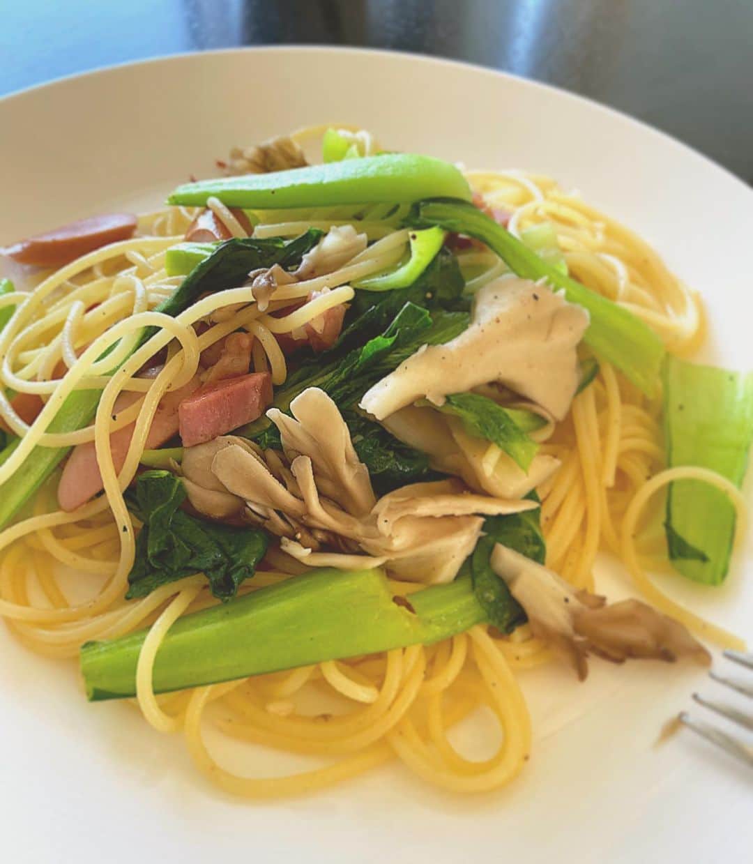 二ノ宮知子さんのインスタグラム写真 - (二ノ宮知子Instagram)「チンゲンサイ🥬はパスタになりました。冷蔵庫の残り物、一掃祭中。パスタって何でも入れられて便利な食べ物だなぁ。」12月20日 13時09分 - tomokoninomiyaa