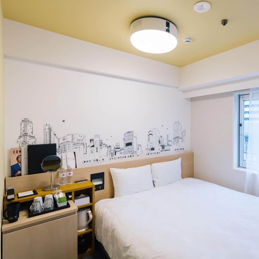 東急ホテルズさんのインスタグラム写真 - (東急ホテルズInstagram)「100年に1度の再開発が進む、東京都渋谷。﻿ ﻿ 宮益坂にある「渋谷東急REIホテル」も、﻿ 2019年10月13日にリニューアルオープンいたしました。﻿ ﻿ 「渋谷」の街が描かれている客室は、﻿ 白を基調とした清潔感のある﻿ コンパクトで機能的な設えです。﻿ ﻿ また、全室テンピュール枕をご用意。﻿ 落ち着ける空間での「快眠」をご提供いたします。﻿ ﻿ ﻿ #渋谷東急REIホテル #ハシュハシュ﻿ #レストラン #ランチ #ディナー﻿ #渋谷 #宮益坂 #ポップインアラジン﻿ #shibuyatoukyureihotel #hushhush﻿ #restaurant #lunch #dinner﻿ #shibuya #popinaladdin﻿ ﻿ #東急ホテルズ #tokyuhotels﻿ #ホテル  #旅行 #hotel #travel﻿ #travelgram #instatravel﻿ #traveler #traveling #japantravel﻿ #genic_travel #travelphotography﻿ #traveljapan #japantravelphoto」12月20日 13時18分 - tokyuhotels