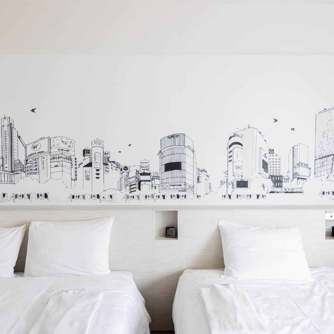 東急ホテルズさんのインスタグラム写真 - (東急ホテルズInstagram)「100年に1度の再開発が進む、東京都渋谷。﻿ ﻿ 宮益坂にある「渋谷東急REIホテル」も、﻿ 2019年10月13日にリニューアルオープンいたしました。﻿ ﻿ 「渋谷」の街が描かれている客室は、﻿ 白を基調とした清潔感のある﻿ コンパクトで機能的な設えです。﻿ ﻿ また、全室テンピュール枕をご用意。﻿ 落ち着ける空間での「快眠」をご提供いたします。﻿ ﻿ ﻿ #渋谷東急REIホテル #ハシュハシュ﻿ #レストラン #ランチ #ディナー﻿ #渋谷 #宮益坂 #ポップインアラジン﻿ #shibuyatoukyureihotel #hushhush﻿ #restaurant #lunch #dinner﻿ #shibuya #popinaladdin﻿ ﻿ #東急ホテルズ #tokyuhotels﻿ #ホテル  #旅行 #hotel #travel﻿ #travelgram #instatravel﻿ #traveler #traveling #japantravel﻿ #genic_travel #travelphotography﻿ #traveljapan #japantravelphoto」12月20日 13時18分 - tokyuhotels