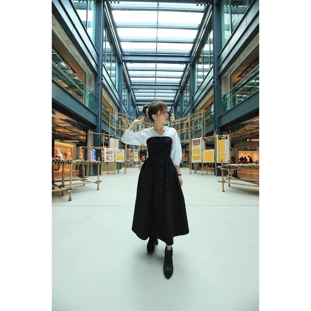 Miss Hunnyのインスタグラム：「你有撂過狠話嗎？ 我常常，但都在心裡， 沒撂出來。 可是卡在心裡又很不爽， 所以你有什麼不爽就告訴我吧～ 我先說！ 「點解我隻腳大過個頭？你買支8mm嘅鏡頭咪知囉！擺到明係用咗wide 鏡啦下嘛！其他嘢又唔話我大！」 講完舒服晒，到你(˶‾᷄ ⁻̫ ‾᷅˵) . . Makeup & hair do | @angelashummakeup  Hair make | Rick (9637 1903) Photo by | @szetosifu」