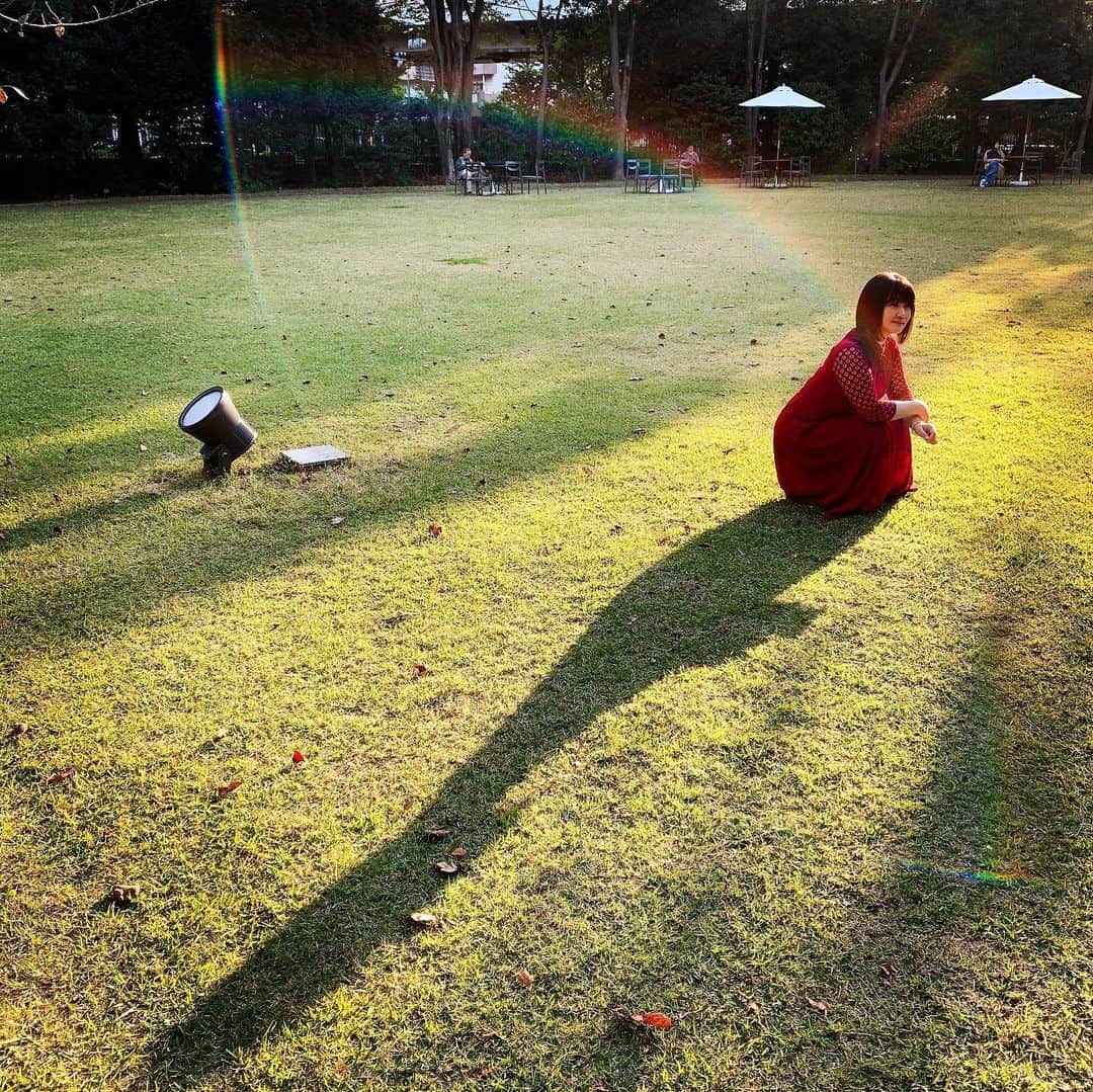 清水愛のインスタグラム：「しれっとインスタ復帰するひと #特に #何の意図もない #夫 が #撮影 #ある秋の日 #東京都庭園美術館 #虹 #出た」
