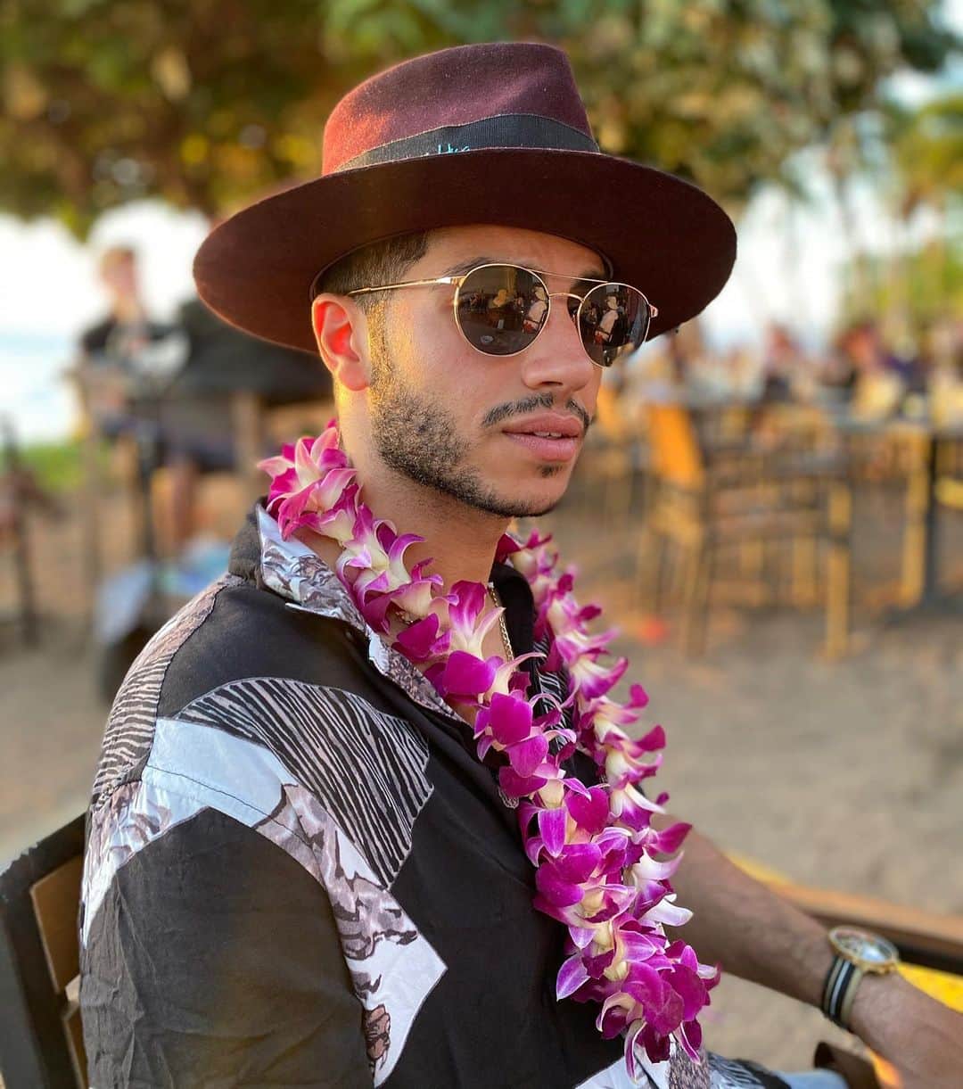 メナ・マスードのインスタグラム：「Looking cool in front of your friends vs. Reality」