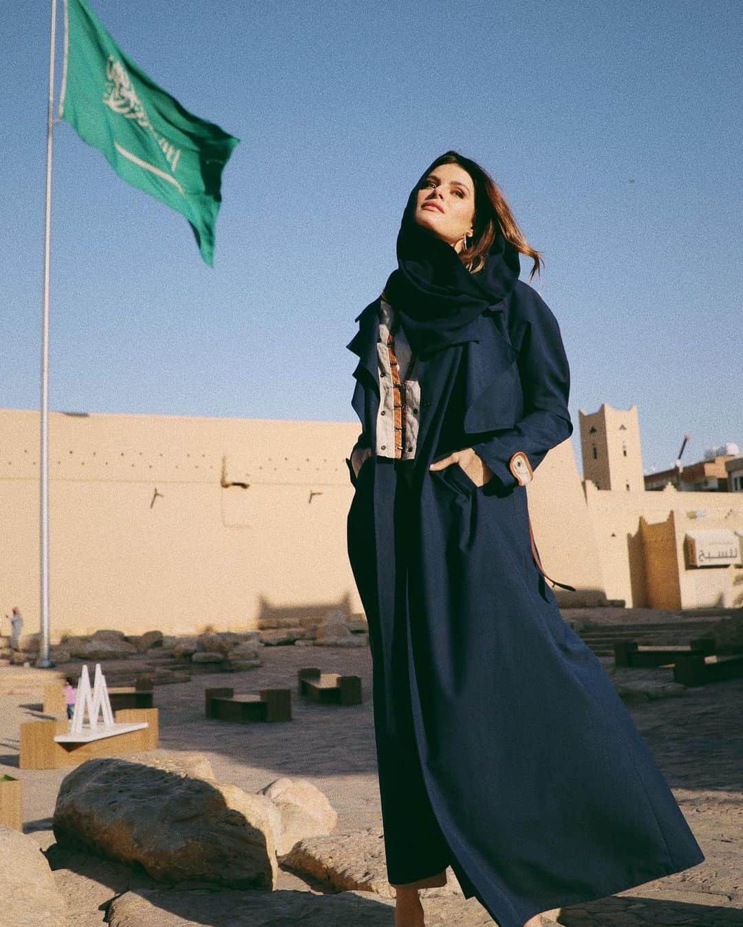 イザベリ・フォンタナさんのインスタグラム写真 - (イザベリ・フォンタナInstagram)「Had a really beautiful day when @voguearabia took me around the city .💚🇸🇦 Tive um dia lindo hoje quando a @voguearabia me levou dar um rolê pela cidade . 💚🇸🇦」12月20日 4時27分 - isabelifontana