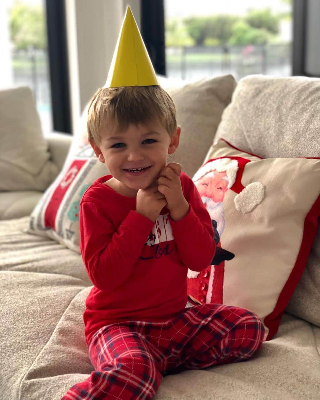 ビクトリア・アザレンカのインスタグラム：「Happy birthday 👑 🦁  You are so handsome, so funny and the coolest kid!  Keep shinning ⭐️ 💫  Mama loves you to the 🌙 & 🔙  #3yearsold #birthdayboy」