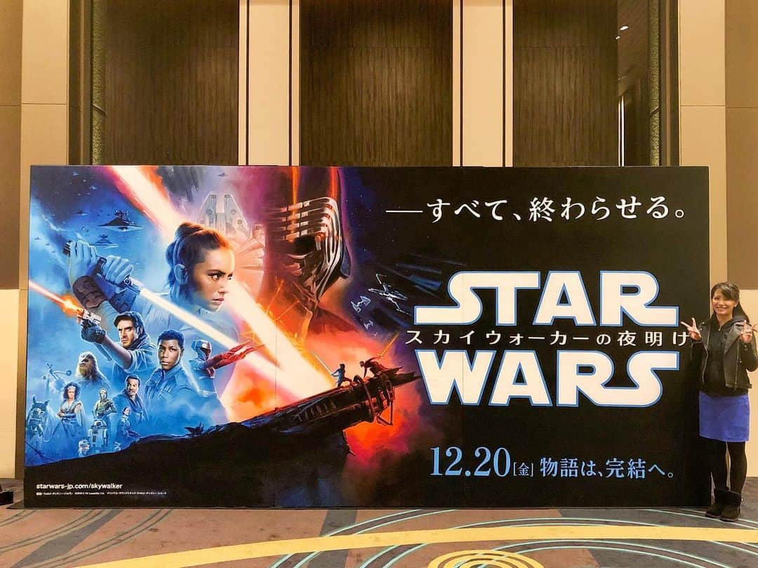 矢部あやのインスタグラム：「STAR WARS スカイウォーカーの夜明け、観てきました！ 誰からもネタバレを聞きたくなかったので、待ちきれずに深夜上映へ。 本当にすべて終わってしまいました…。 スターウォーズがあるこの時代に生きててよかったです。 ・ #starwars #スカイウォーカーの夜明け」
