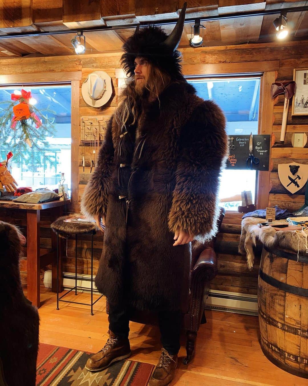 モデル、ブロック・オハーンのインスタグラム：「Staying warm this winter 😛  I’ve wanted one of these coats since I was 5 years old and first saw Legends of the Fall. Looking forward to one day playing a character that gets to rock this!  I think I was the first person to come in and have it actually fit haha  Meant to be?」