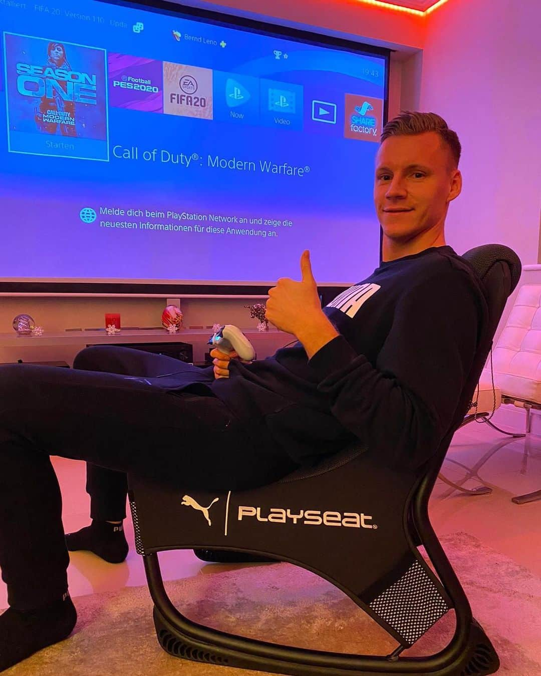 ベルント・レノさんのインスタグラム写真 - (ベルント・レノInstagram)「I am still waiting for my match @michele.rinchiuso 🤔🎮⚽️😉 @playseatglobal @pumafootball」12月20日 5時21分 - berndleno1