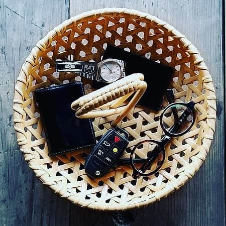 竹虎さんのインスタグラム写真 - (竹虎Instagram)「今年は40年、50年前の竹細工、竹製品をデッドストックという形でご紹介させていただく機会が何度かありました。この白竹製の盆ざるも実はそのような昭和の時代に人気だった竹細工のひとつなのです。 . オーバーナイターと言うと若い頃に愛用していたハートマンというアメリカ製の鞄を思い出します。確かベルティングレザーという工業用にも使われる丈夫な革が使われていましたが、自分と同じように1、2泊の旅行用鞄を思い出される方が多いかも知れません。 . しかし、オーバーナイターには携帯電話や腕時計など身の回りの小物を一晩置いておく収納ケース（忘れな盆）という意味もあって実は50年前には竹製の盆ざるオーバーナイターが世のお父さん方の間で人気だった事があるのです。 . 当時は、どのご家庭にもコタツがありましたので座椅子の横に置かれた竹製オーバーナイターに腕時計、煙草、ライター、財布や鍵など毎日持ち歩く大切なものを入れておきました。就寝時には枕元まで持って行って慌ただしい翌朝に備えるために長い持ち手が付いていました。 . 先にお話ししたハートマンのベルティングレザーが好きだったのは使い込むと飴色に変わっていく革の光沢でした。 . この白竹細工も時間の経過によりこれだけの色合いに違いができるのでたまりません。それにしても、こんな歴史と格好良さのある竹ざるがあれば忙しい朝も気持ちよくスタートできそうです。 . #竹虎 #虎斑竹専門店竹虎 #山岸竹材店 #竹虎四代目 #TAKETORA #竹屋 #竹製品 #竹細工 #竹工芸 #竹 #bamboo #虎竹 #真竹 #青竹 #職人 #国産 #日本製 #竹林 #環境 #オーバーナイター #忘れな盆 #籠 #ざる #収納ケース #小物入れ #ハートマン」12月20日 5時26分 - taketora1894