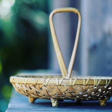 竹虎さんのインスタグラム写真 - (竹虎Instagram)「今年は40年、50年前の竹細工、竹製品をデッドストックという形でご紹介させていただく機会が何度かありました。この白竹製の盆ざるも実はそのような昭和の時代に人気だった竹細工のひとつなのです。 . オーバーナイターと言うと若い頃に愛用していたハートマンというアメリカ製の鞄を思い出します。確かベルティングレザーという工業用にも使われる丈夫な革が使われていましたが、自分と同じように1、2泊の旅行用鞄を思い出される方が多いかも知れません。 . しかし、オーバーナイターには携帯電話や腕時計など身の回りの小物を一晩置いておく収納ケース（忘れな盆）という意味もあって実は50年前には竹製の盆ざるオーバーナイターが世のお父さん方の間で人気だった事があるのです。 . 当時は、どのご家庭にもコタツがありましたので座椅子の横に置かれた竹製オーバーナイターに腕時計、煙草、ライター、財布や鍵など毎日持ち歩く大切なものを入れておきました。就寝時には枕元まで持って行って慌ただしい翌朝に備えるために長い持ち手が付いていました。 . 先にお話ししたハートマンのベルティングレザーが好きだったのは使い込むと飴色に変わっていく革の光沢でした。 . この白竹細工も時間の経過によりこれだけの色合いに違いができるのでたまりません。それにしても、こんな歴史と格好良さのある竹ざるがあれば忙しい朝も気持ちよくスタートできそうです。 . #竹虎 #虎斑竹専門店竹虎 #山岸竹材店 #竹虎四代目 #TAKETORA #竹屋 #竹製品 #竹細工 #竹工芸 #竹 #bamboo #虎竹 #真竹 #青竹 #職人 #国産 #日本製 #竹林 #環境 #オーバーナイター #忘れな盆 #籠 #ざる #収納ケース #小物入れ #ハートマン」12月20日 5時26分 - taketora1894