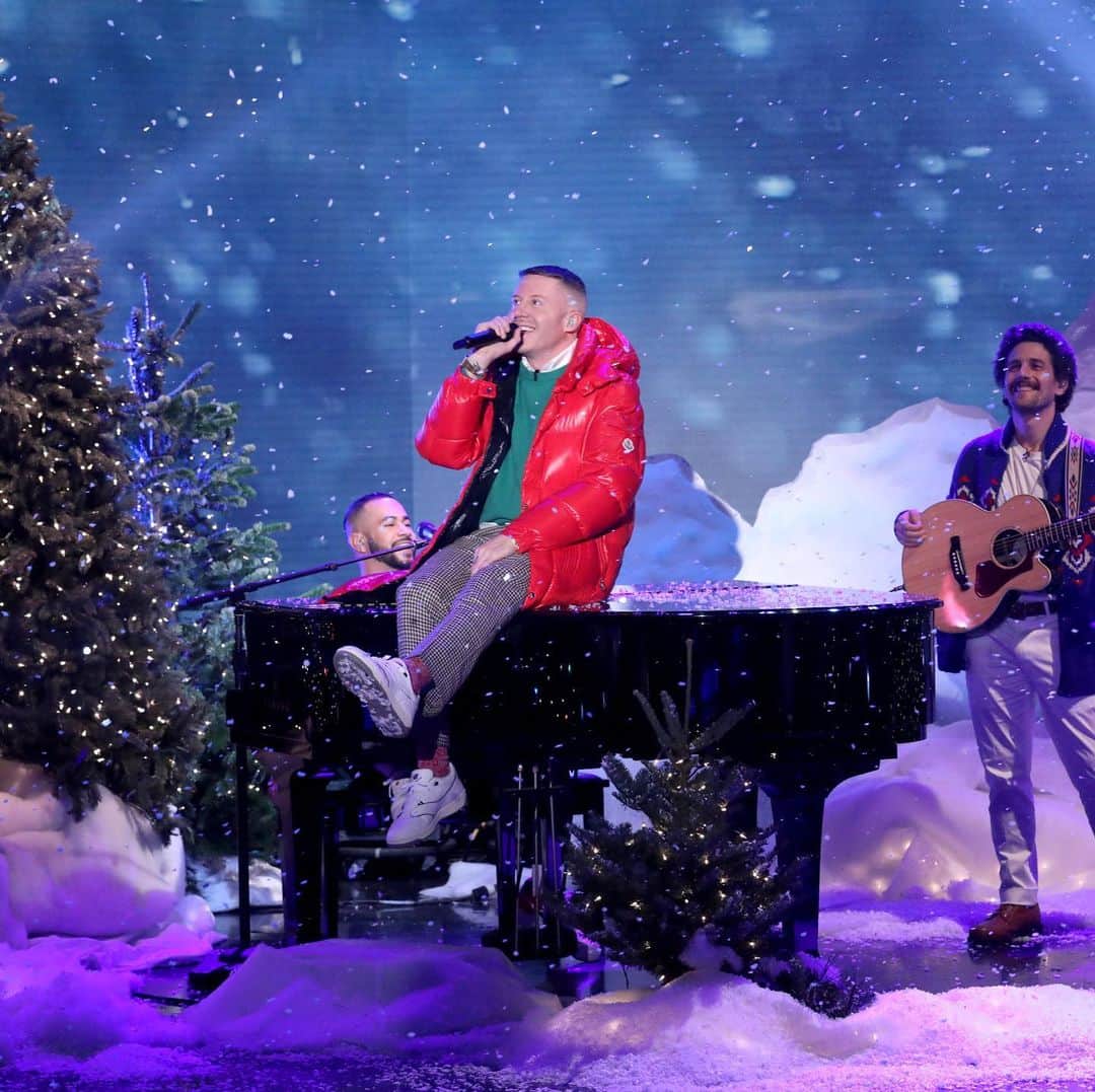 マックルモアーのインスタグラム：「This year we took the Holiday Party to @theellenshow.  I wore a huge red jacket.  Did a snow angel.  And I don’t regret any of that.  In the 2nd picture however I have no idea what my knees are doing.」