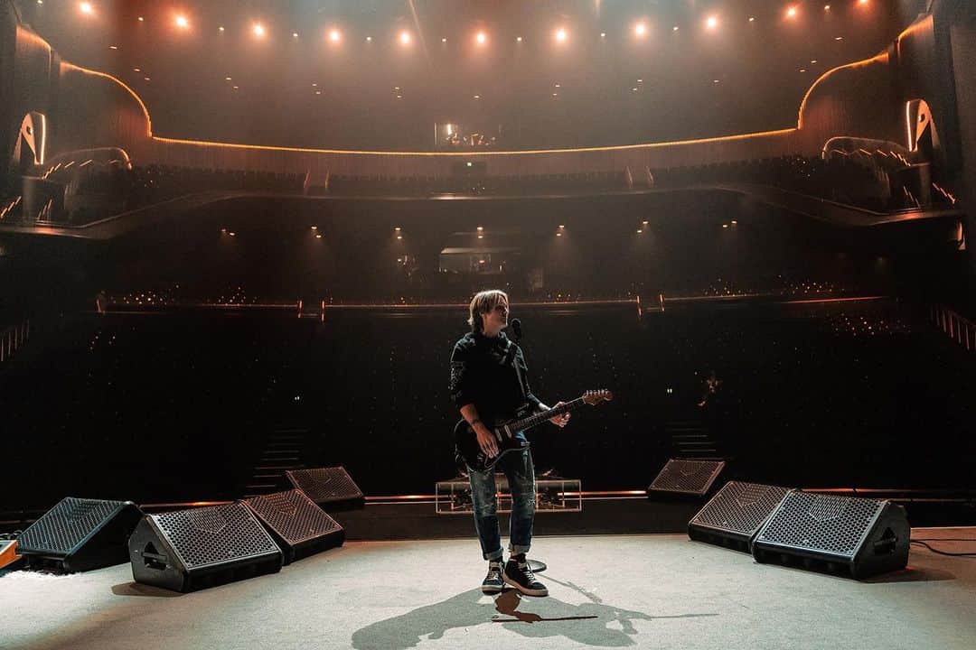 キース・アーバンのインスタグラム：「Three nights in Sydney kick off December 21st. 🎸」