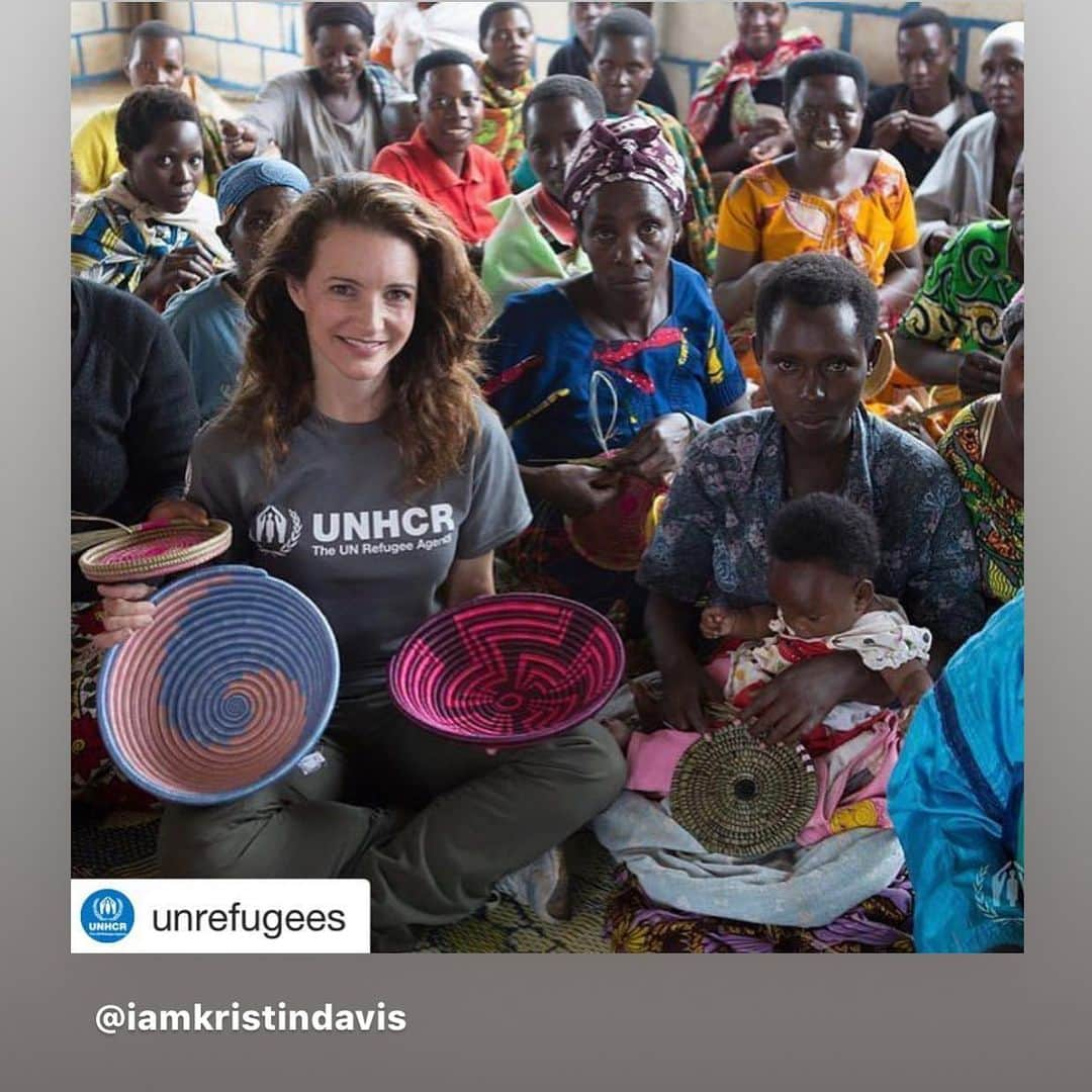 クリスティン・デイヴィスさんのインスタグラム写真 - (クリスティン・デイヴィスInstagram)「3 years ago today I posted  this picture of the incredible @made51_unhcr project in action in Rwanda. Artisans can work with their children present , often within their temporary housing in UNHCR refugee camps . Enabling them to make money for their families and hopefully moving towards returning to their homes or finding a new beginning. It is thrilling to see the success of @made51_unhcr at the recent #refugeeforum . Thank you to everyone who buys the beautiful handmade items , and supports @refugees 💙 #everyonecounts」12月20日 5時51分 - iamkristindavis