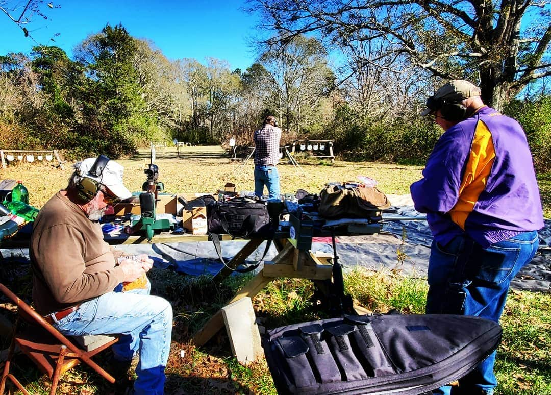 ネイサン・クレスのインスタグラム：「Pork rinds, flying brass, and pinging steel at 100 yards. Just some good, clean, *safe*, American fun 🇺🇲」