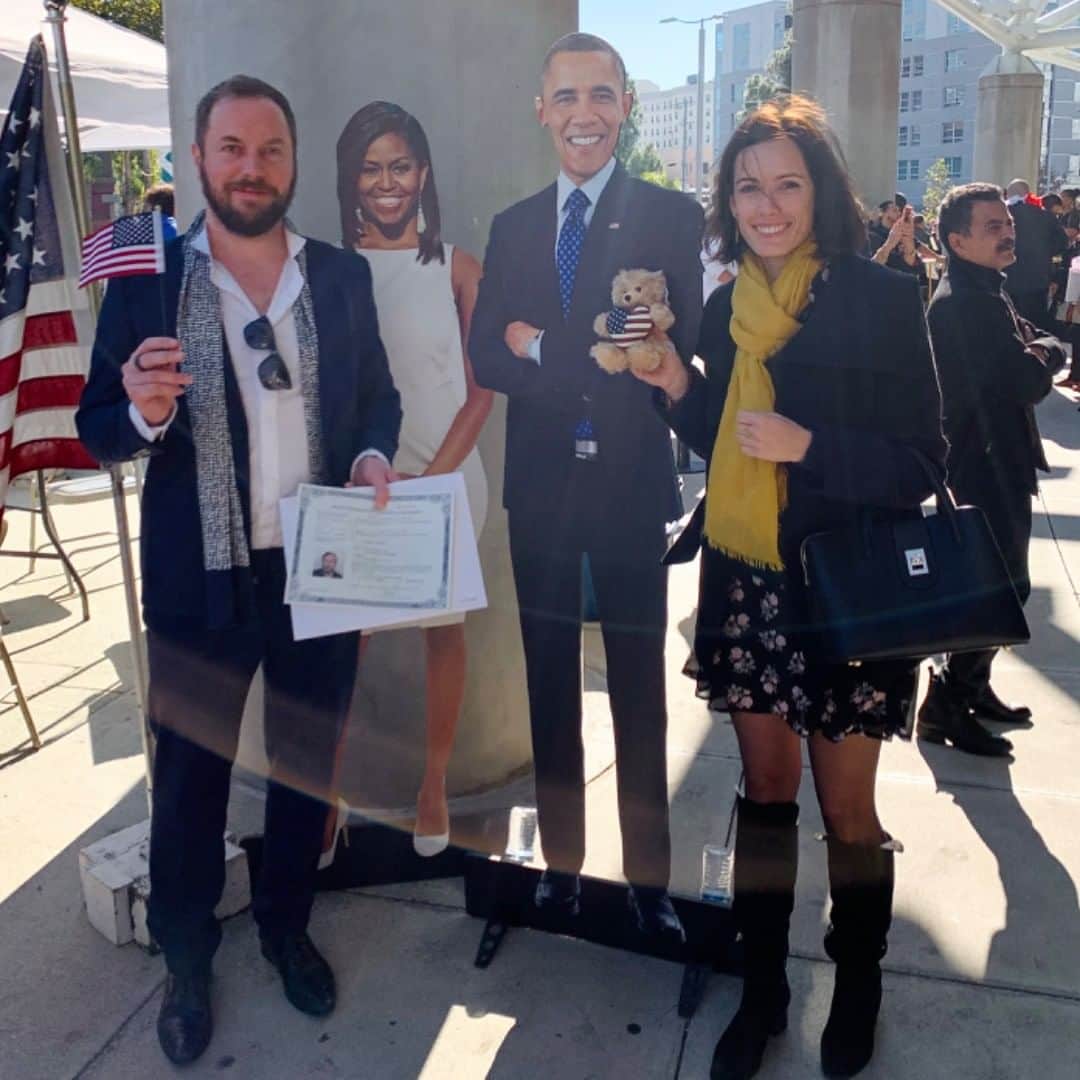 Leslie Camila-Roseのインスタグラム：「I guess 2 passports is a cool thing.  Especially when the Obama family is present for the citizenship ceremony ;) Congrats @matt5000  Cheers to dual citizenships! 🇺🇸🇬🇧」