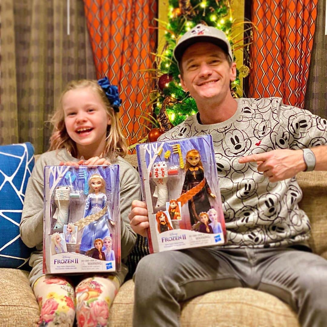 ニール・パトリック・ハリスさんのインスタグラム写真 - (ニール・パトリック・ハリスInstagram)「As you can see, we love us some @disneyfrozen. Thanks @hasbro for helping make our trip to Orlando even giftier..! #frozenfanfest #ad #frozen2」12月20日 5時55分 - nph