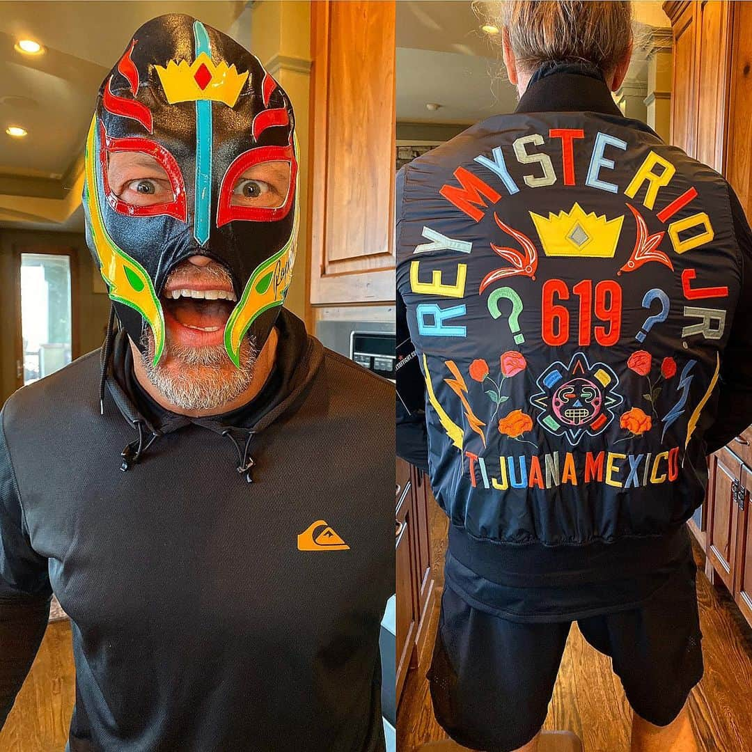 レイ・ミステリオ・ジュニアさんのインスタグラム写真 - (レイ・ミステリオ・ジュニアInstagram)「Don’t think I’ve ever seen you with one of my masks on😁😁 @edgeratedr  Truly Honored seeing you rock the mask & new @rootsoffight #Rey stadium jacket🙏🏼🙏🏼 #LoveYaEdgeO」12月20日 6時01分 - 619iamlucha