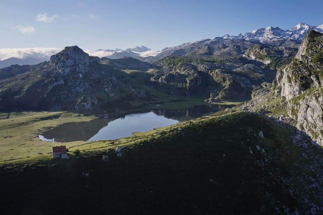 National Geographic Travelさんのインスタグラム写真 - (National Geographic TravelInstagram)「Photo by @chiaragoia | Lake Ercina, part of the Lakes of Covadonga, lies in the beautiful region of Asturias, Spain. Asturias has a diverse landscape that covers 11,000 square kilometers. For more images follow @chiaragoia. #covadongalakes #asturias #spain」12月20日 6時05分 - natgeotravel