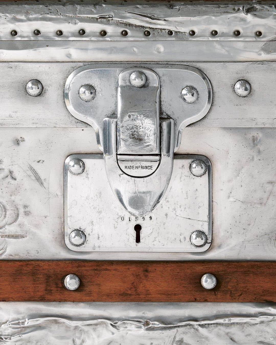 ルイ・ヴィトンさんのインスタグラム写真 - (ルイ・ヴィトンInstagram)「The Art of Craftsmanship: a challenge fit for Houdini. In 1905, #LouisVuitton publicly invited the illusionist to escape a trunk secured with one of the Maison's patented 'unpickable' locks. Watch the new LV TV series on IGTV to learn about Louis Vuitton's long history of exceptional savoir-faire.」12月20日 6時06分 - louisvuitton