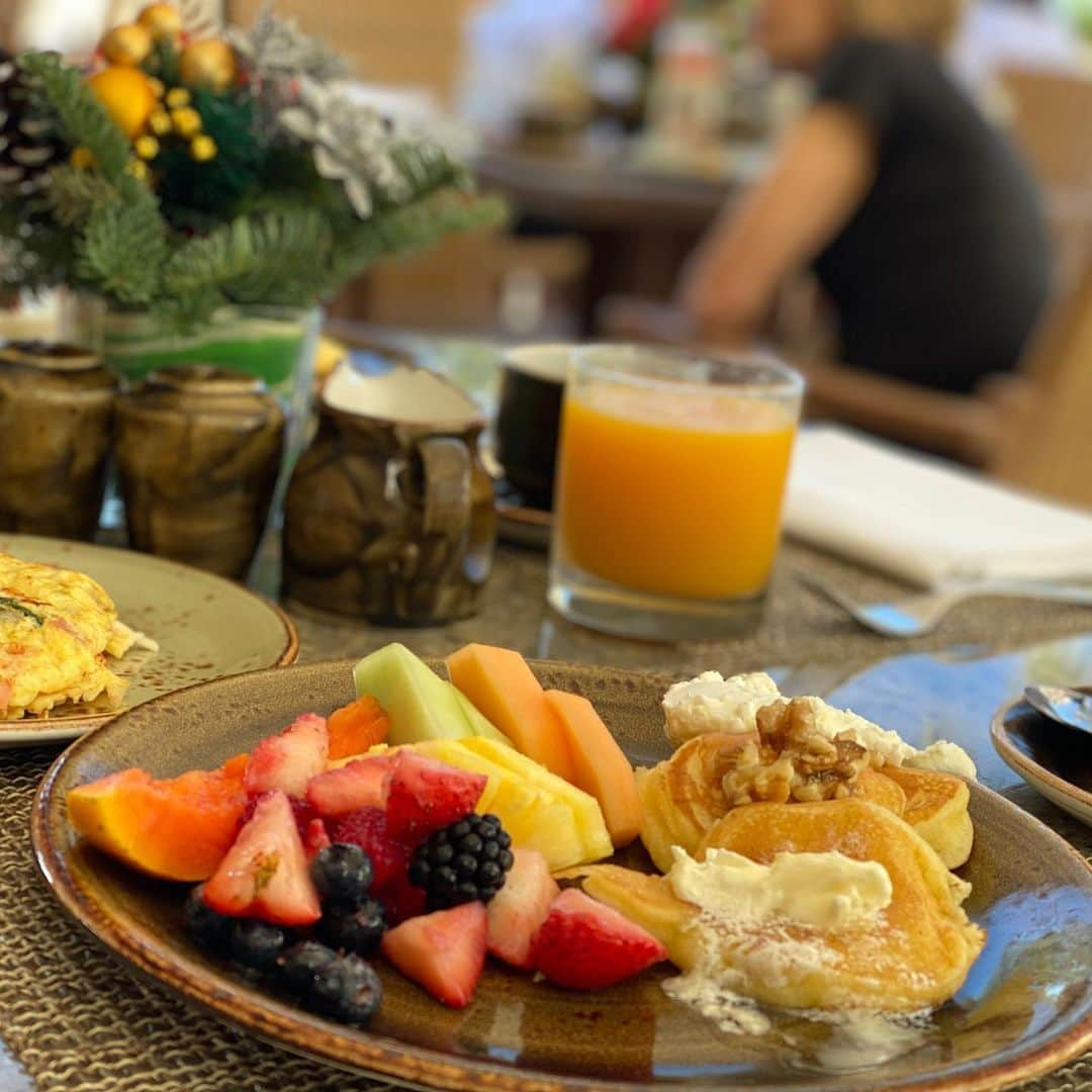 横田真一さんのインスタグラム写真 - (横田真一Instagram)「ハワイグルメシリーズ ハレクラニ朝食 毎日のルーティンのいやすめのおにぎりはお休み😌 🥞メイプルシロップ温めてあるし、すぐ溶けだすバターにホイップクリーム❤️ オムレツ味しっかり系🥰 Uberベンツでホアカレまで$56😂  #ゴルフ #グルメ#男子ゴルフ#男子ツアー#pga#ゴルフ女子#ゴルフレッスン#横田真一 #ナチュラルワイン#ボンサンテヨコタ#ゴルフ旅行#阪急交通社#つるやゴルフ#ELPA#ヨコタゴルフベース」12月20日 6時17分 - yokoshingolf