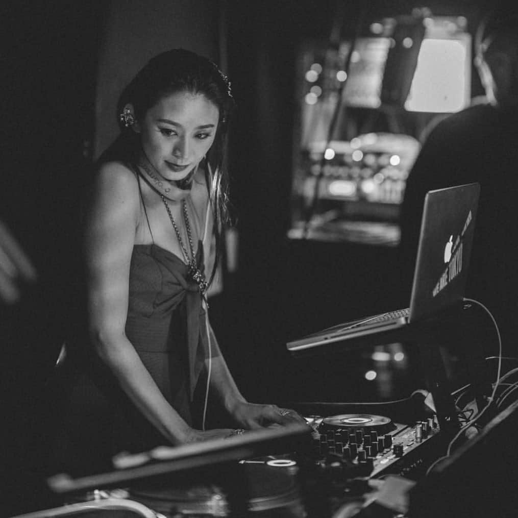 DJ JUICYのインスタグラム：「先日！茨城県の水戸でDJした時の写真📸 白黒の写真ってあまり持ってなくてなんだか新鮮🖤✨ #dj#juicy#club#party#vibes#japan#茨城」